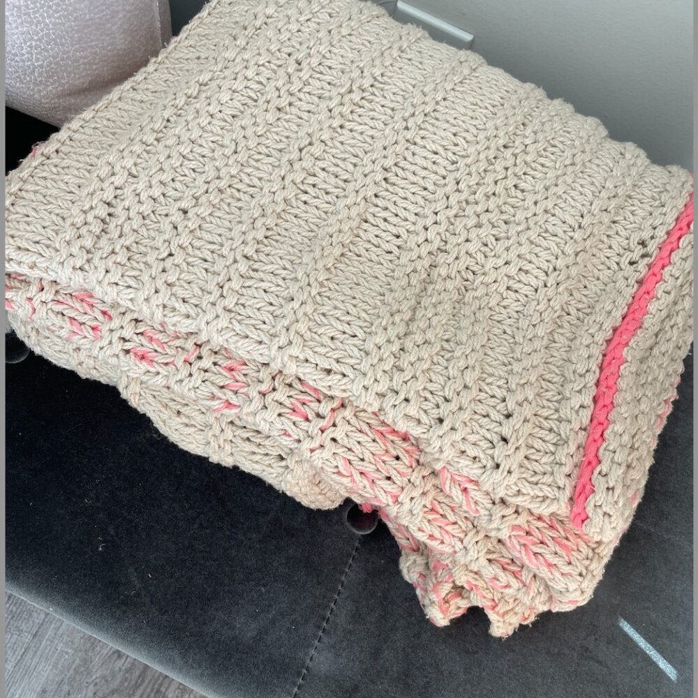 Jaipur Living Serin White Swan/ Bubblegum weighted throw blanket 50" X 60"